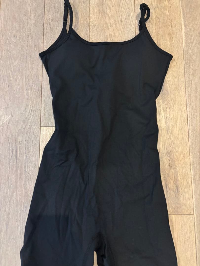 黒いクロスストラップボディスーツ