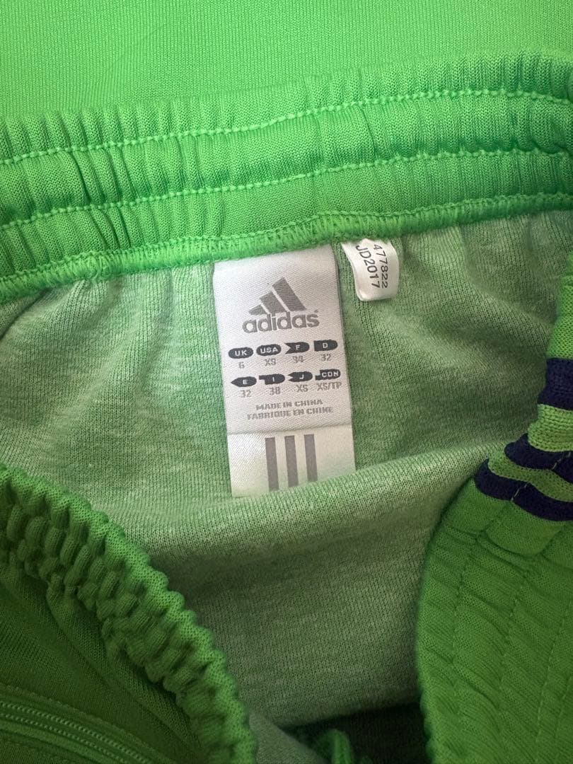 adidas ラインスカート　緑　ジャージ素材　海外ガール