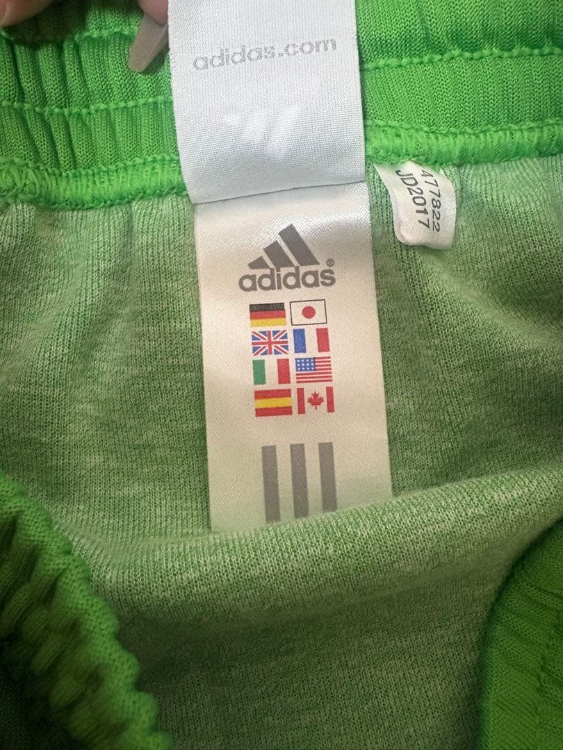 adidas ラインスカート　緑　ジャージ素材　海外ガール