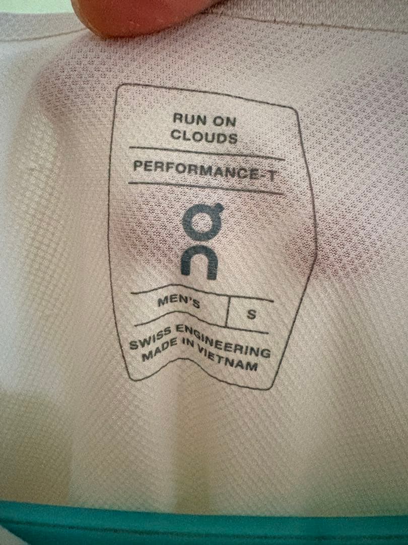 On on ランニングウェア　トレーニング　Tシャツ　2枚セット　サイズS 美品