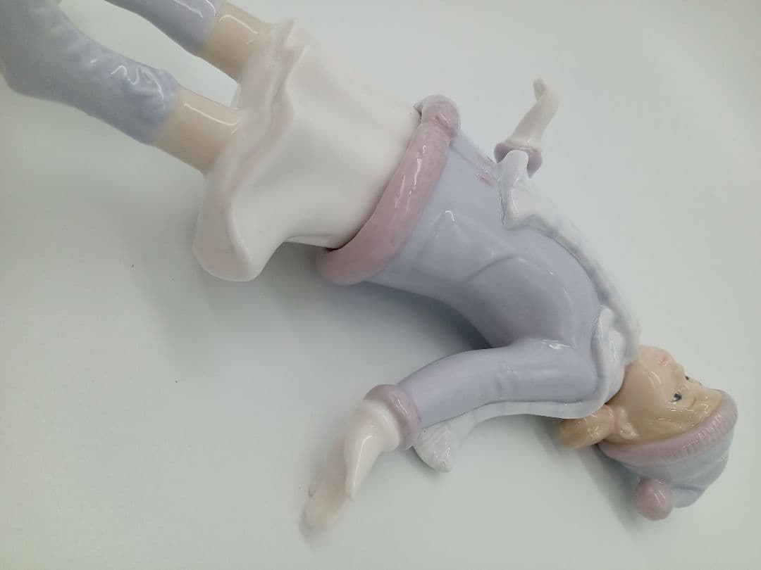 冬の少女像 陶器製 薄紫色