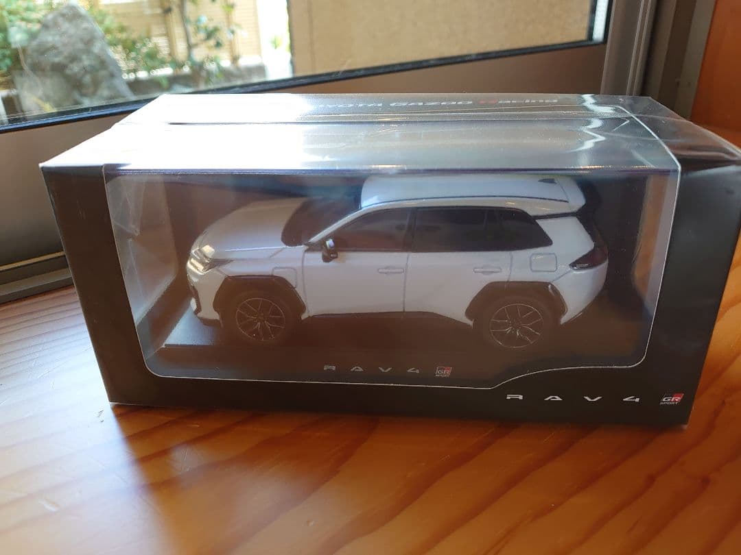 新型RAV4　GRスポーツ　プラチナホワイト　カラーサンプル