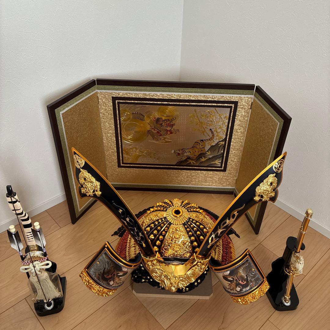 【五月人形】伝統的な武士の兜 初節句 お祝い着