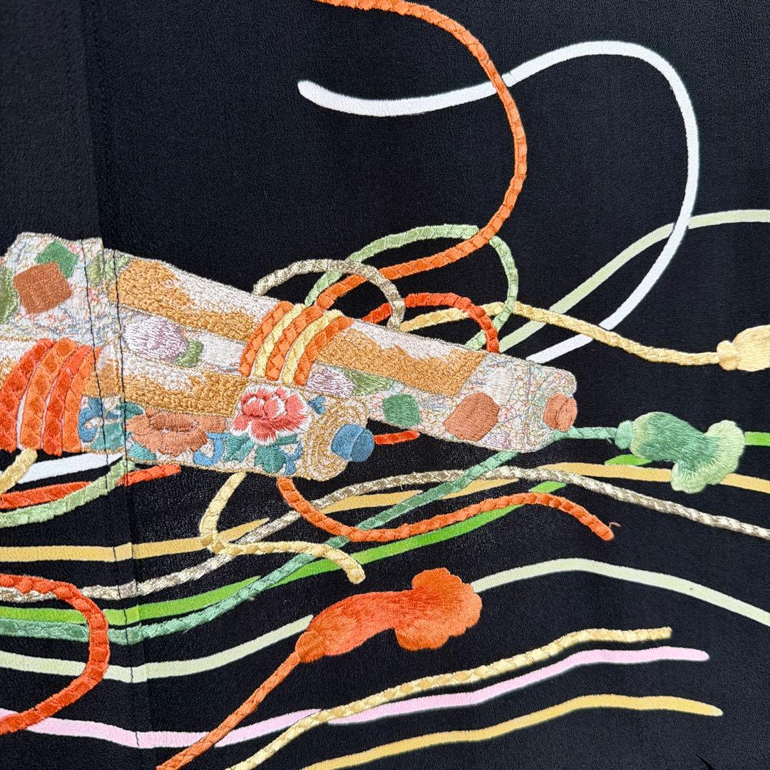 華やかな刺繍の黒いのれん、着物素材、ゴージャスな暖簾のれん！