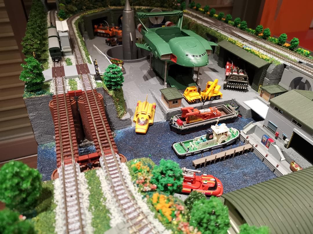 Nゲージ鉄道模型 ミニチュア風景付き ジオラマ完成品