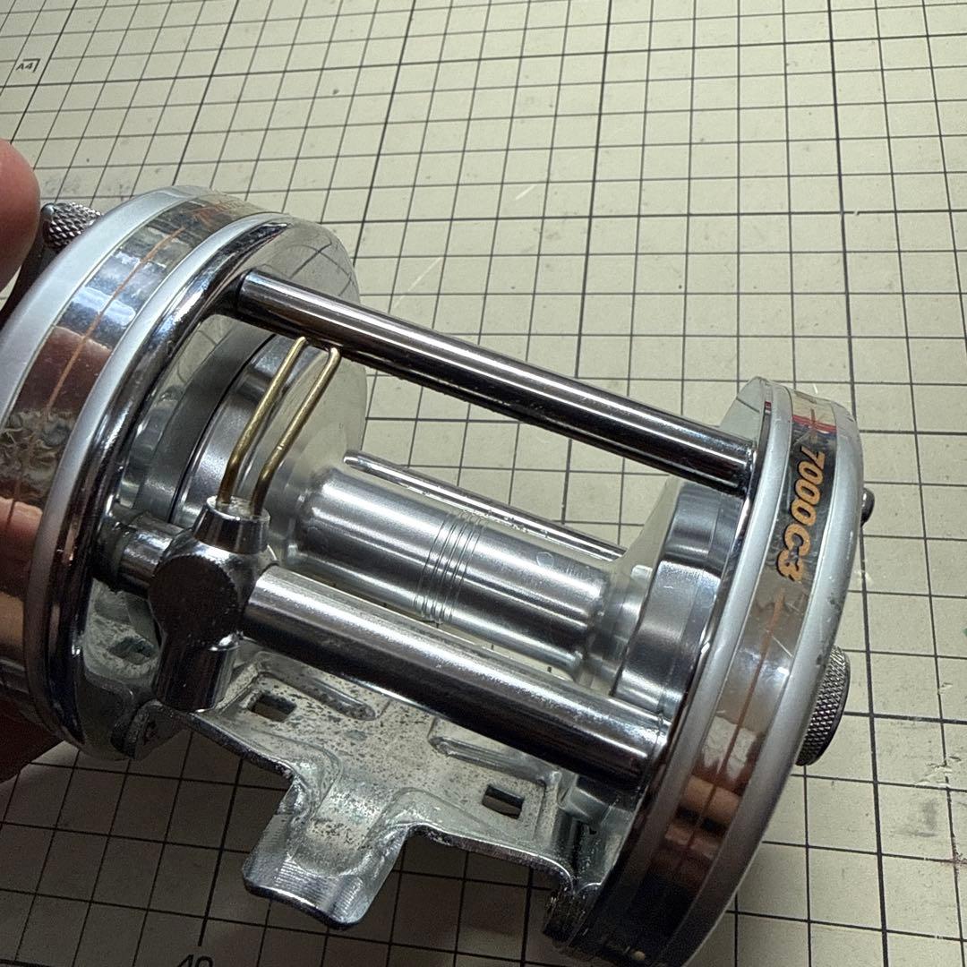 アブ　アンバサダー7000C3 スウェーデン製 シルバー 両軸リール
