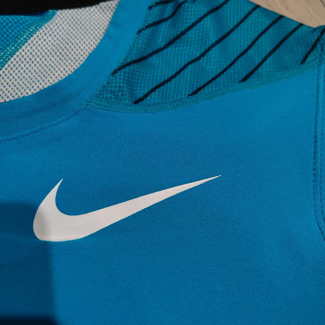 NIKE（ナイキ）のテニスウェア、ラファエル・ナダルモデルのノースリーブシャツ