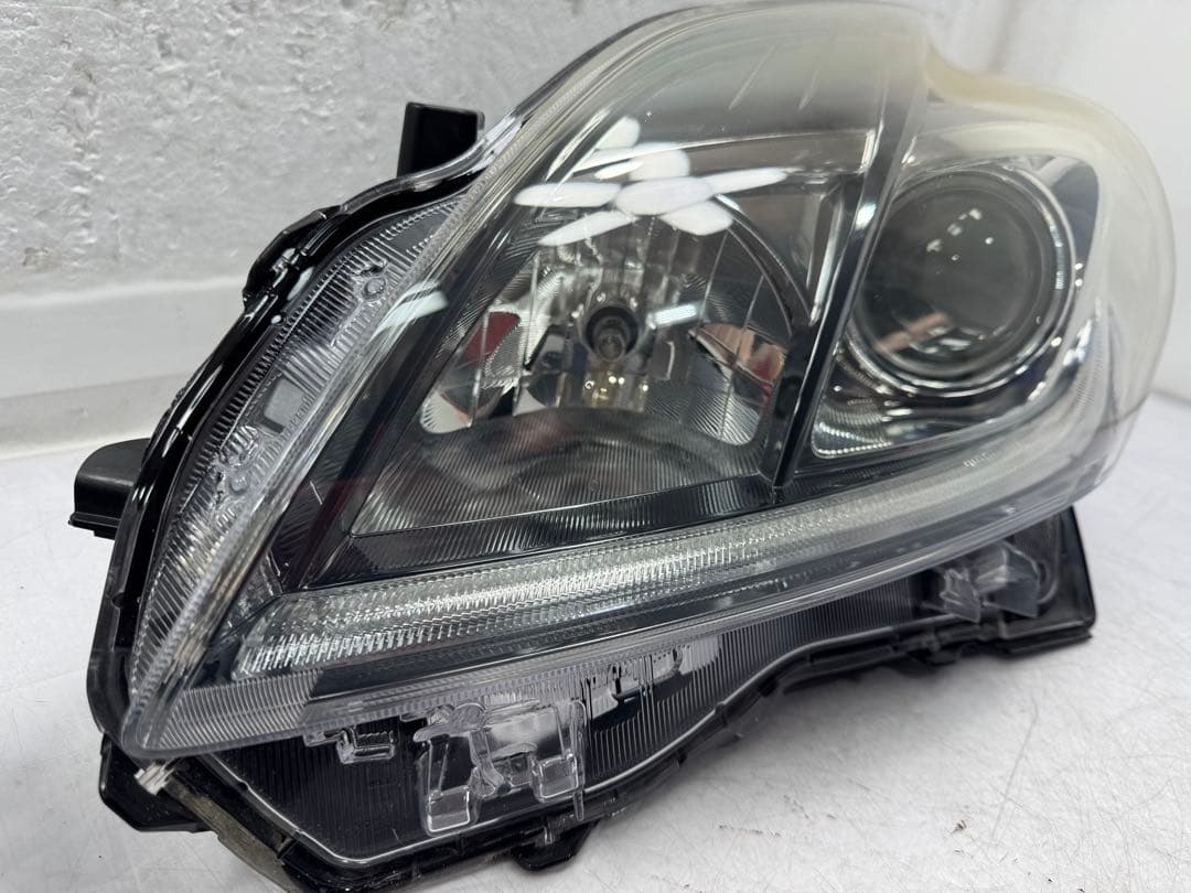 プリウスZVW30後期ヘッドライト左右セットキセノン　HID　レベ付47-52