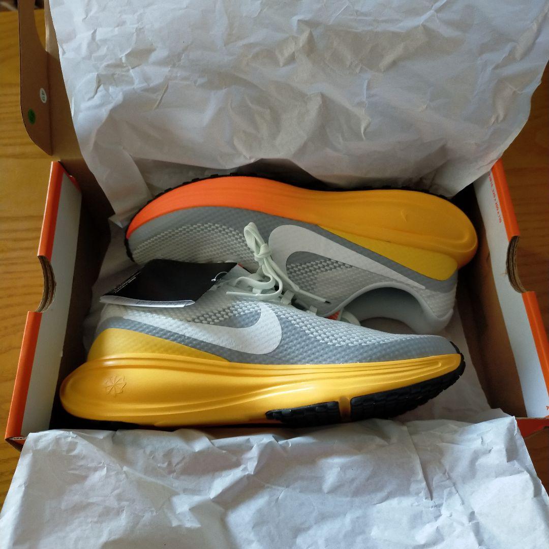 NIKE　レボリューション８　ランニングシューズ24.5cm