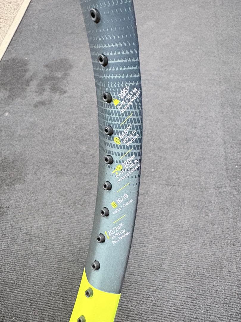 国内正規品　Babolat PURE AERO TEAM ガット付き