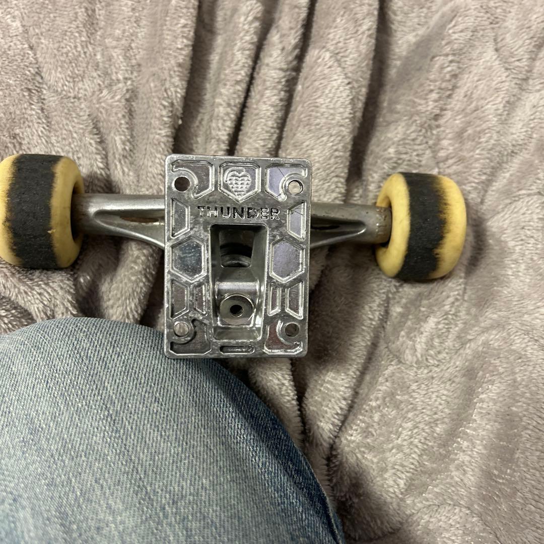 THUNDER スケートボードトラック 52mm