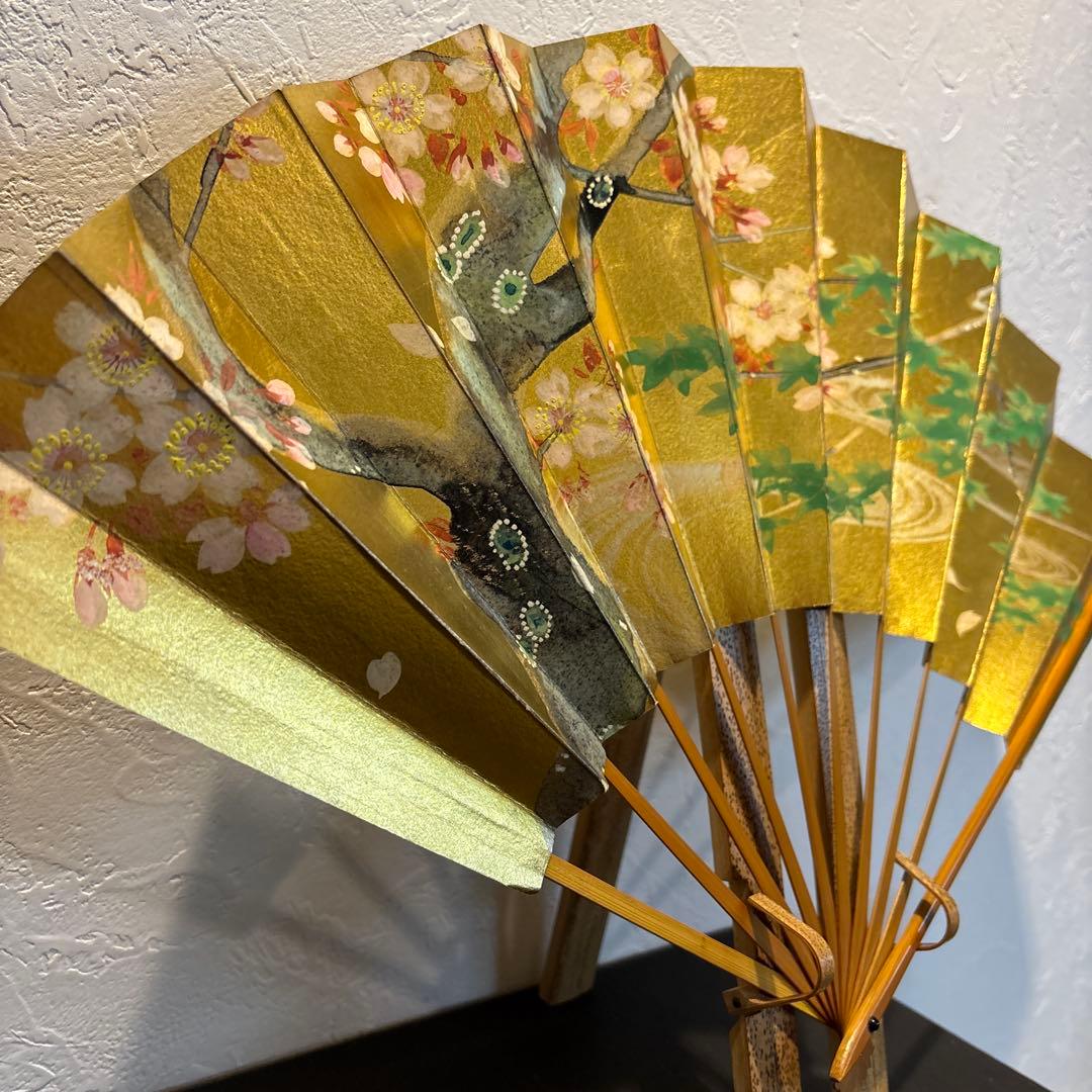 十松屋福井扇舗　舞扇　金揉み箔地に桜と菖蒲