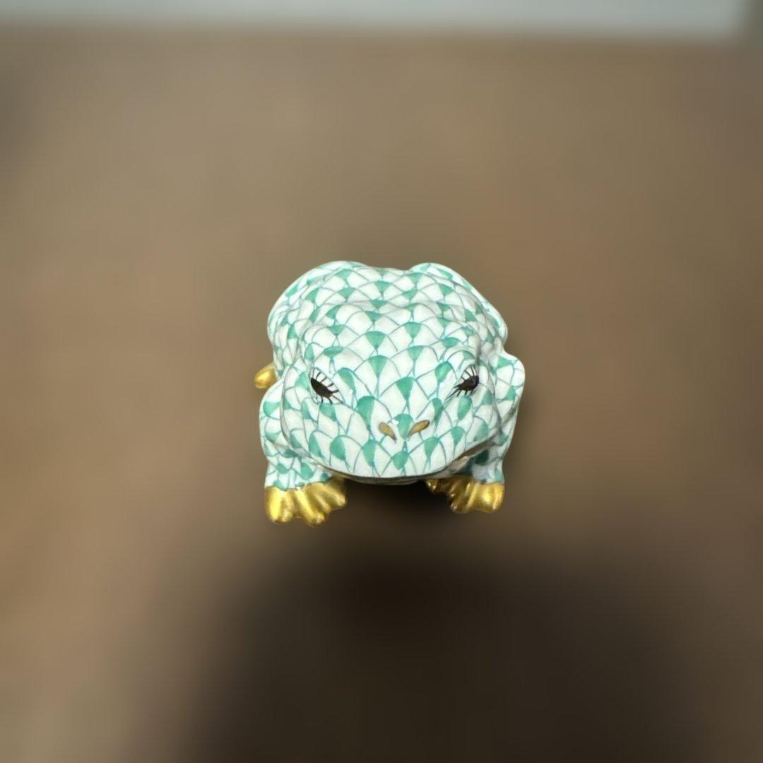 HEREND製　陶器製カエルの置物 緑色と金色の模様 箱無し