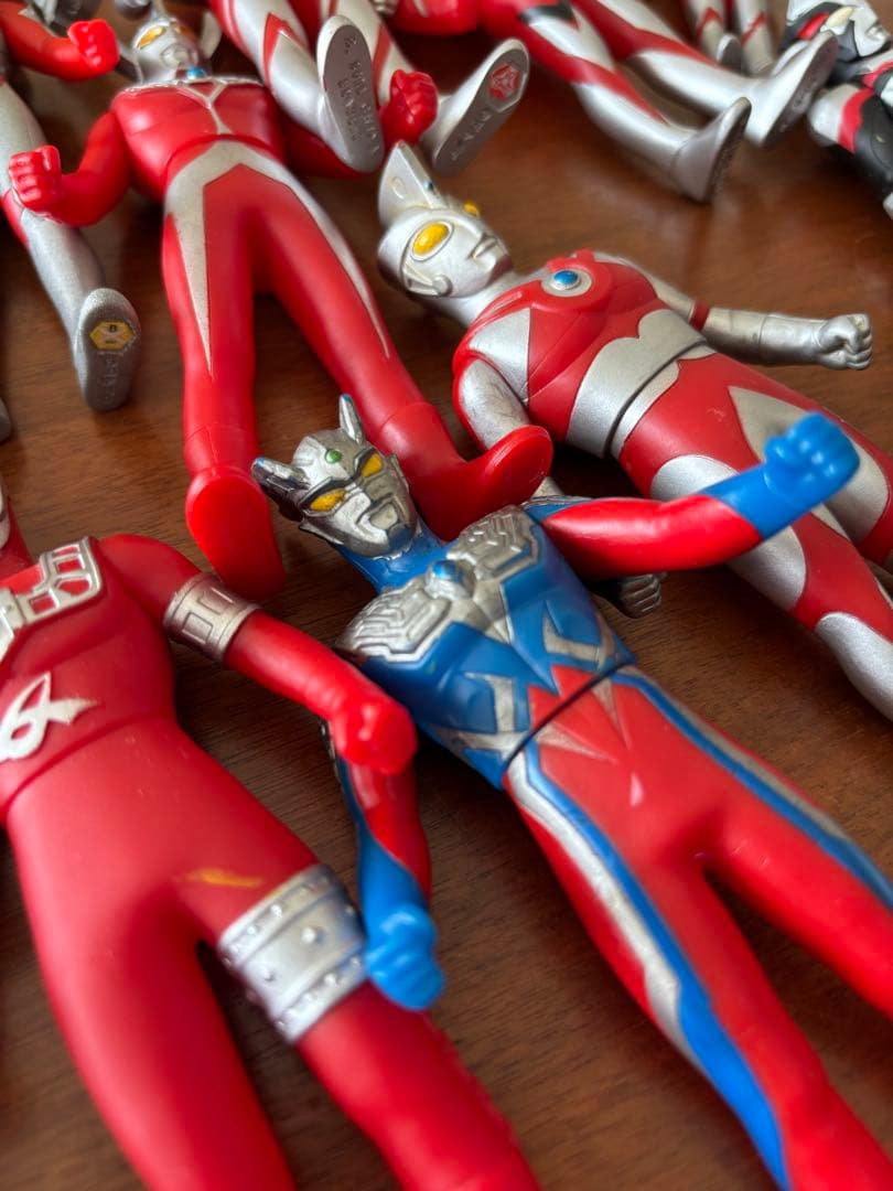 ウルトラマンフィギュア64体＋おまけ2個　ソフビ人形