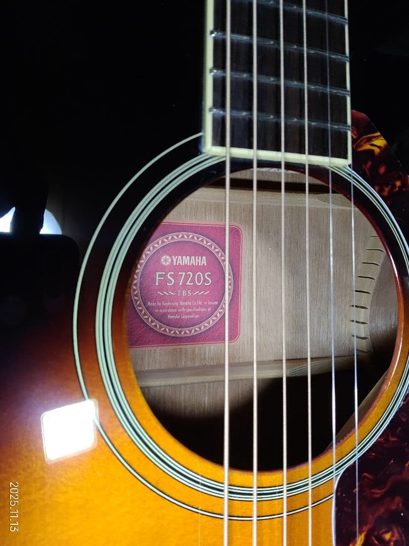 YAMAHAのフォークタイプのアコースティックギターFS720TBS美品です。