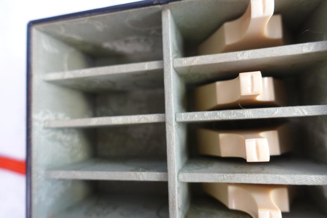 高級琴柱　　豪華箱入り　黒い木製箱 赤白房飾り付き　骨董
