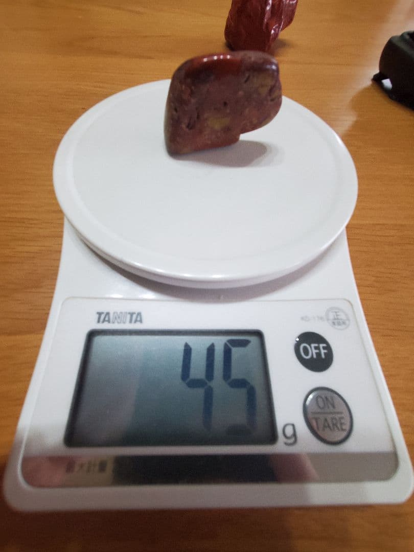 天然石 佐渡赤石　木製スタンド付き 1910g　 本日最終値下げです。