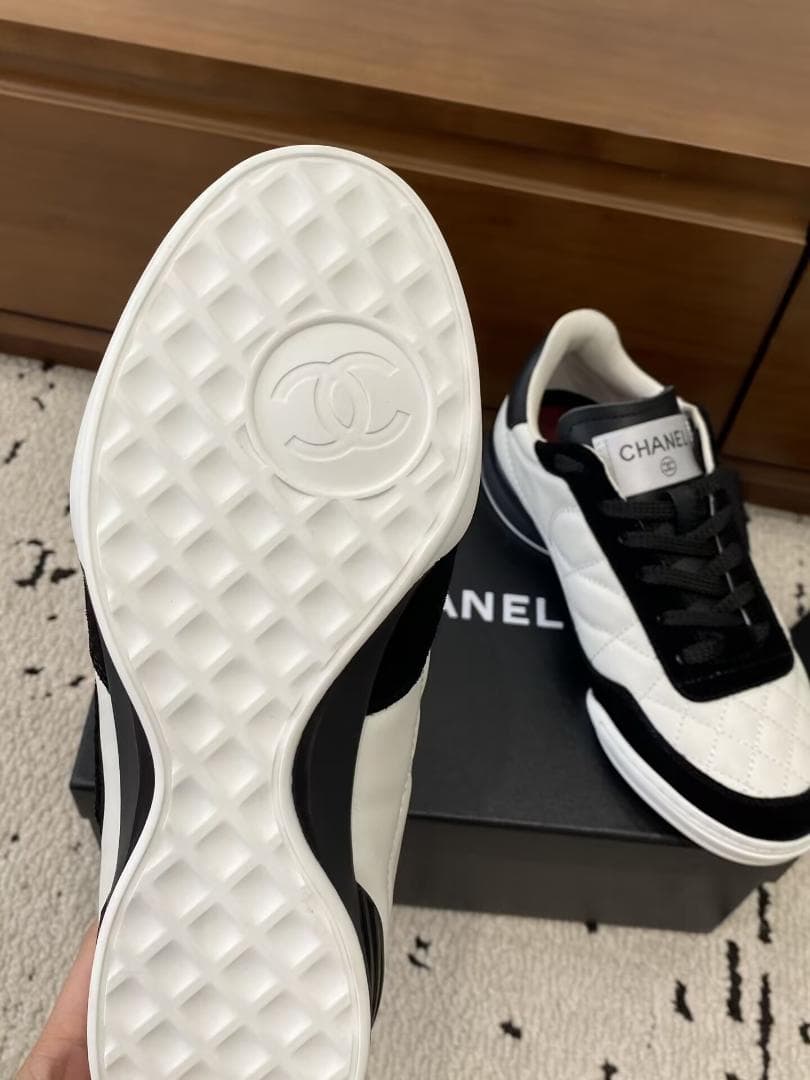 26S CHANEL ダブル C ロゴ キルティング スニーカー 白黒レディース