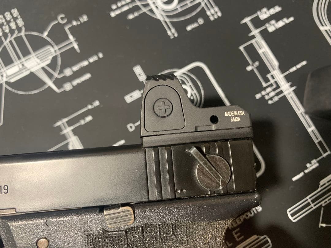 r*o様 東京マルイ Glock 18C ガスブロガン 9x19 光学サイト搭載