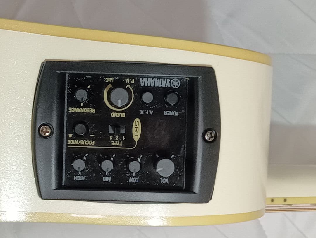ヤマハ エレアコギターAPX 1000 PW　超美品！ハードケース入りす