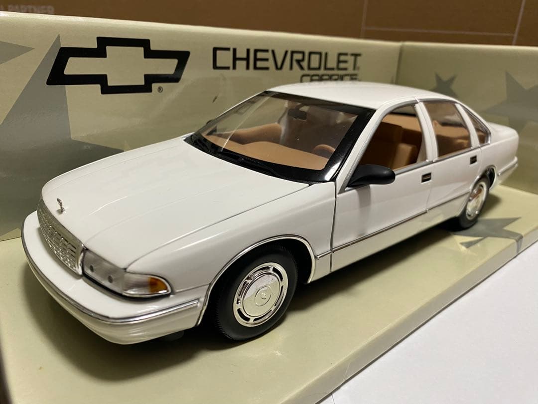 1/18 UT モデルス　シボレー　カプリス　セダン