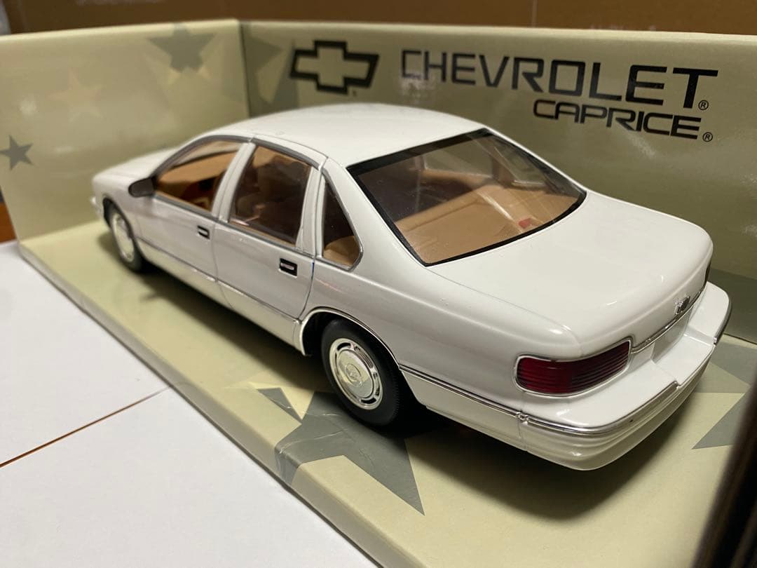 1/18 UT モデルス　シボレー　カプリス　セダン