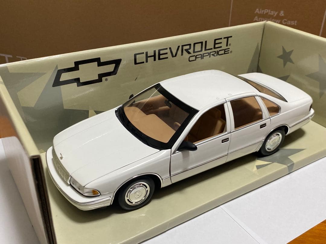 1/18 UT モデルス　シボレー　カプリス　セダン