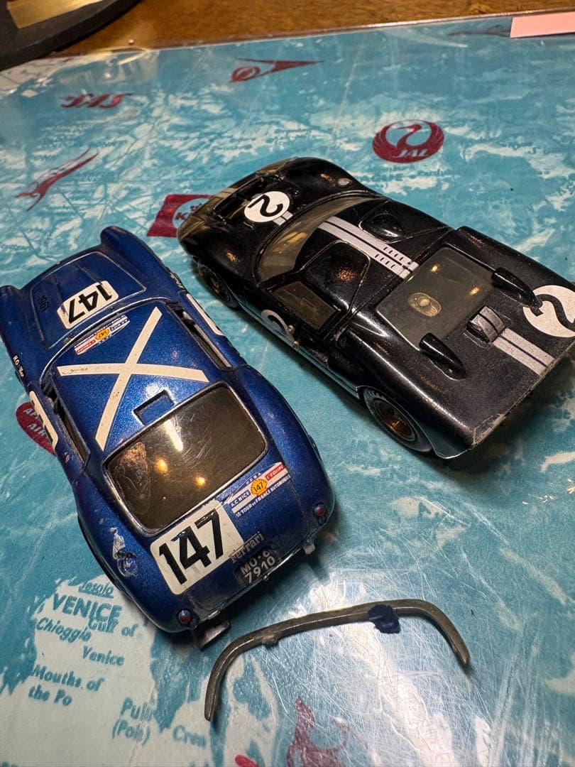 フランス製　ホワイトメタル1/43モデルキット　フォードとフェラーリ　完成品