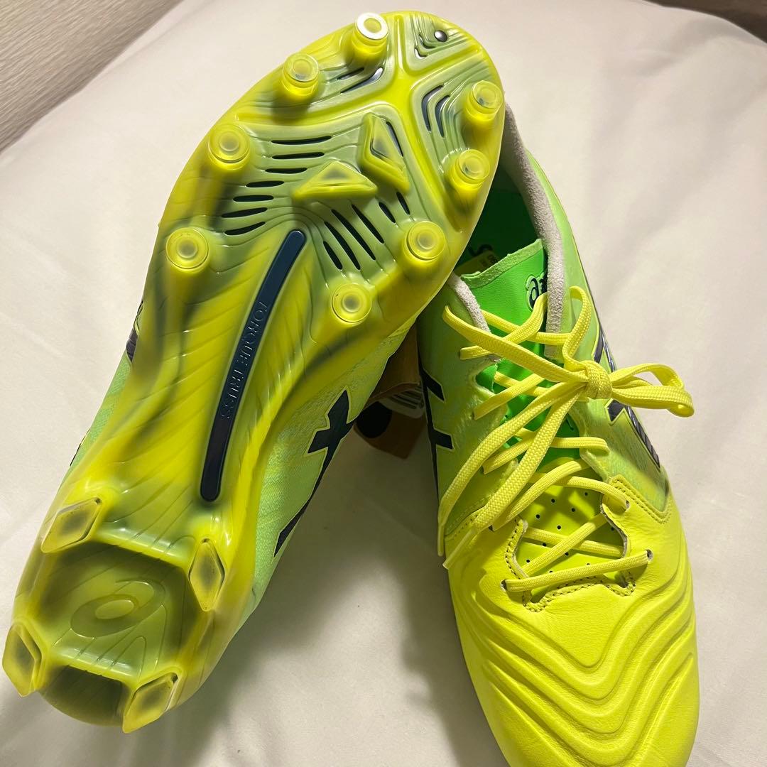 新品　アシックス　サッカーシューズ
