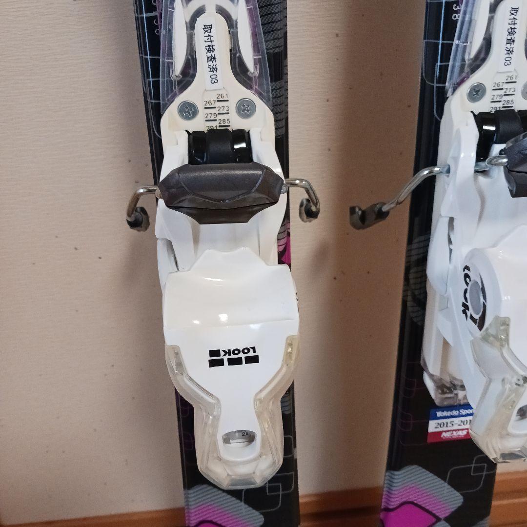 スキー板とストックのセット