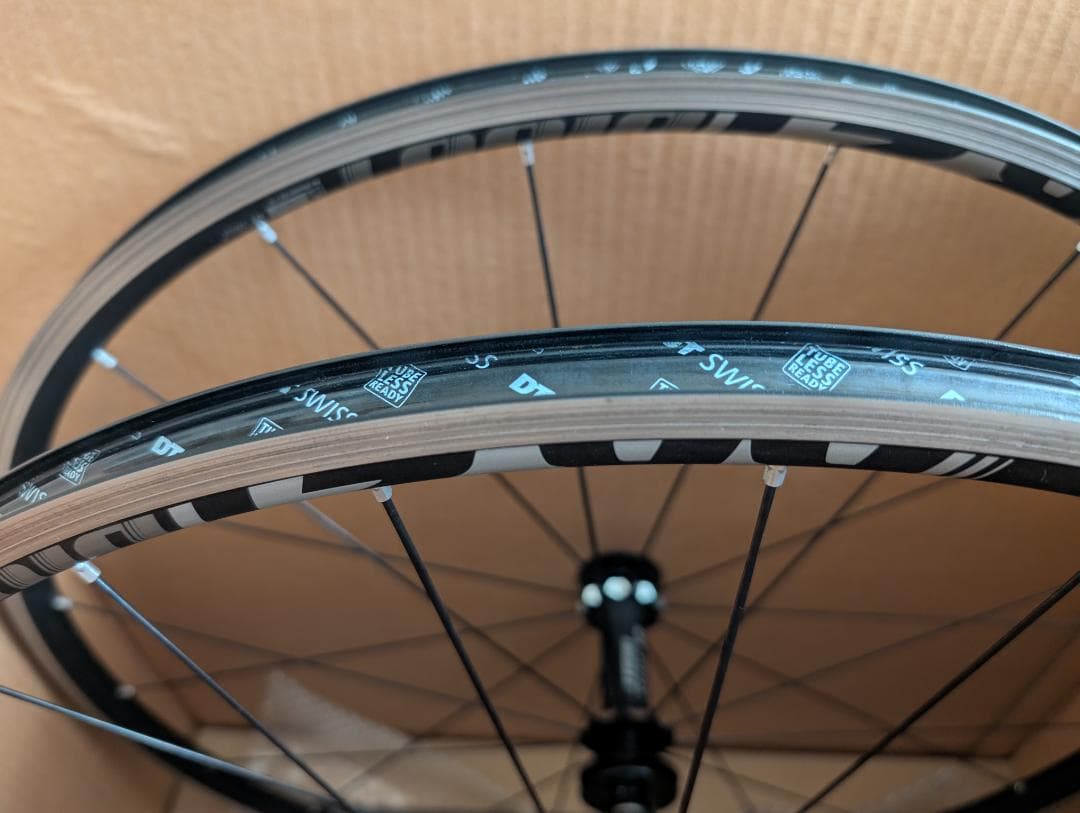 DT SWISS RR21 DiCUT アルミホイール (チューブレスレディ)