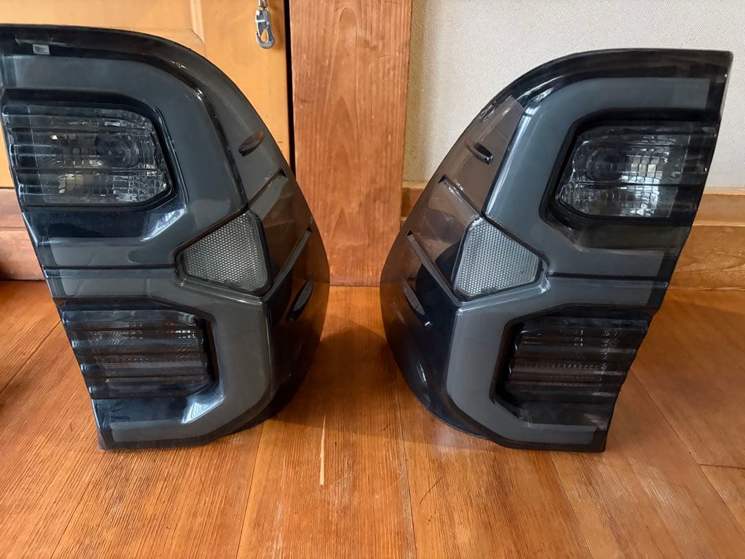 トヨタ ハイラックス 黒色 スモークテールランプ