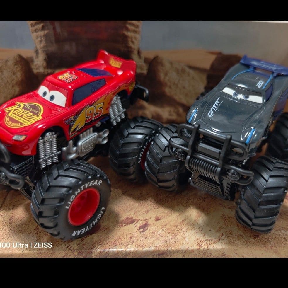 【激安】新品　カーズ　ミニカー　モンスタートラック　４点セット　箱無し