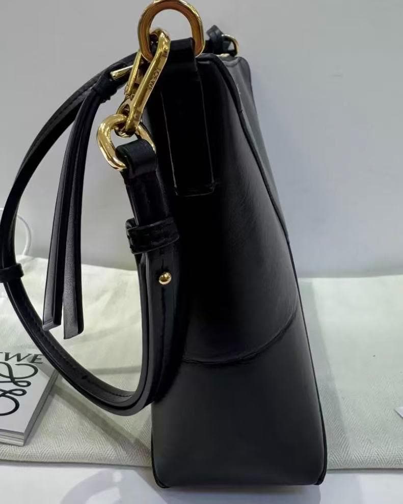 LOEWE ブラックレザーショルダーバッグ