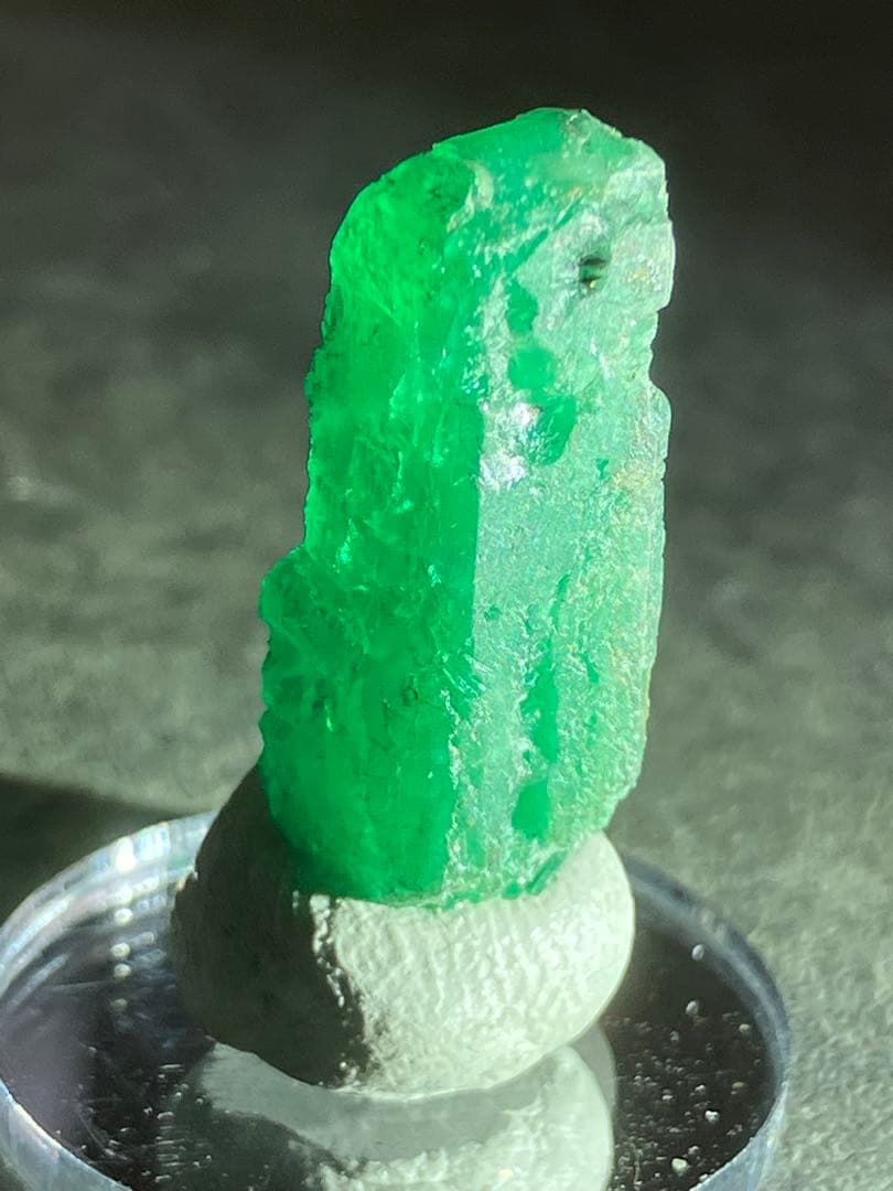 エメラルド結晶（大）原石　カラーチェンジ