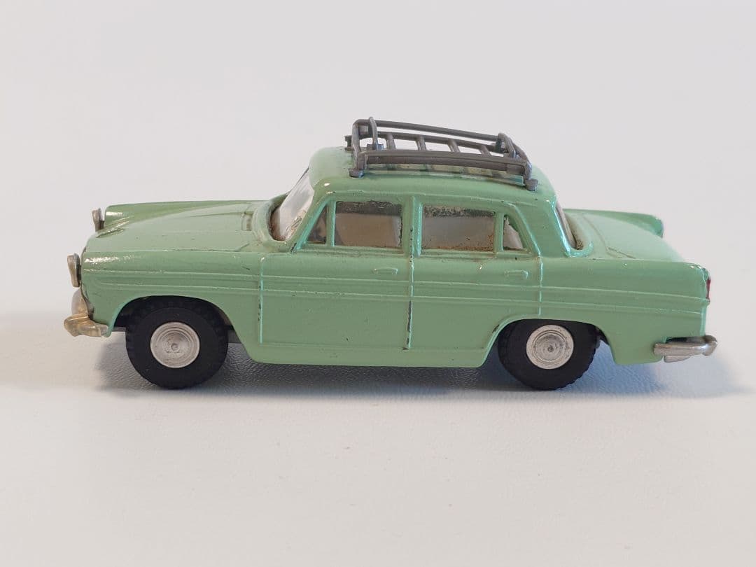 ミニカー SPOT - ON 184 AUSTIN A60 CAMBRIDGE