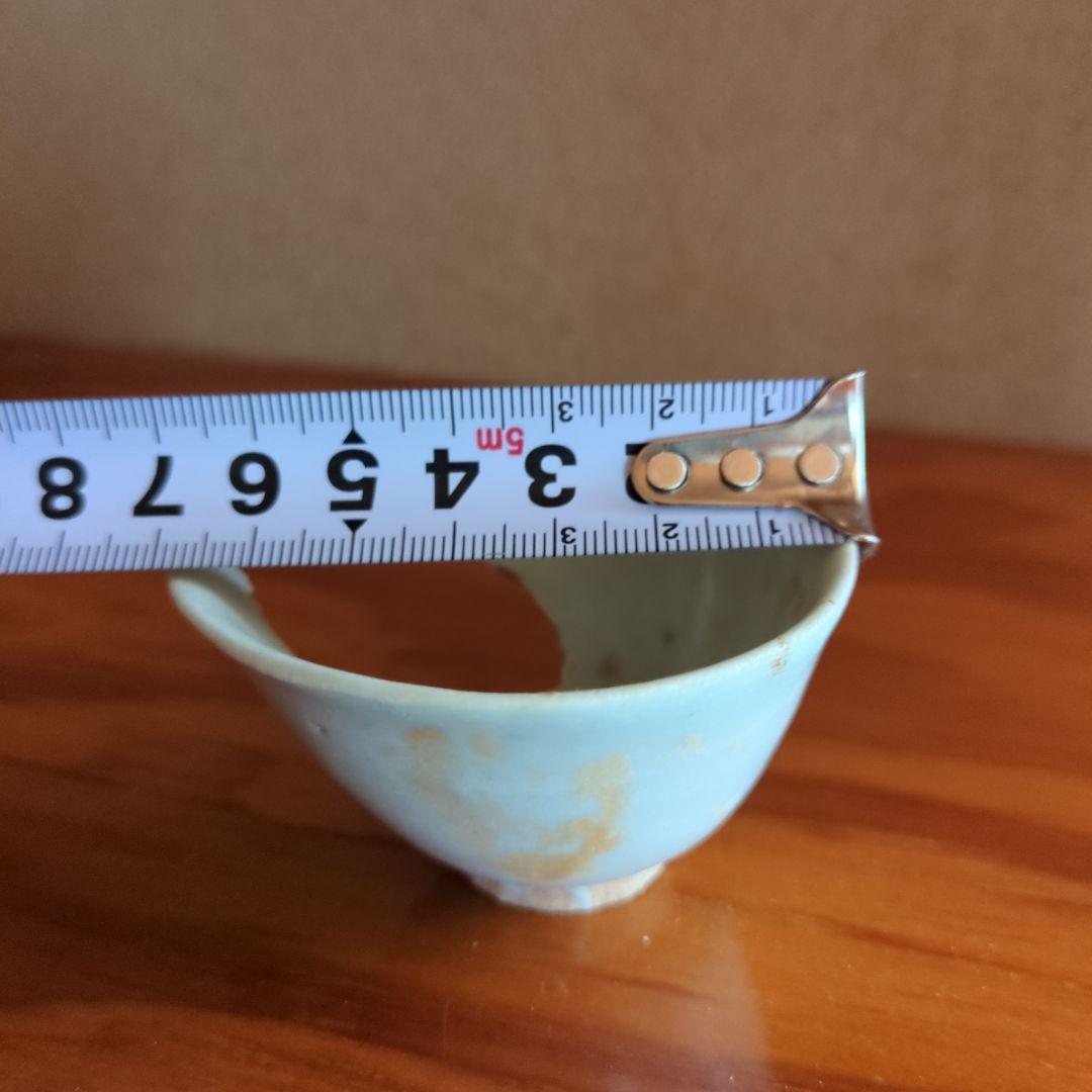 磁器の白色盃（欠けあり）　初期伊万里の陶片