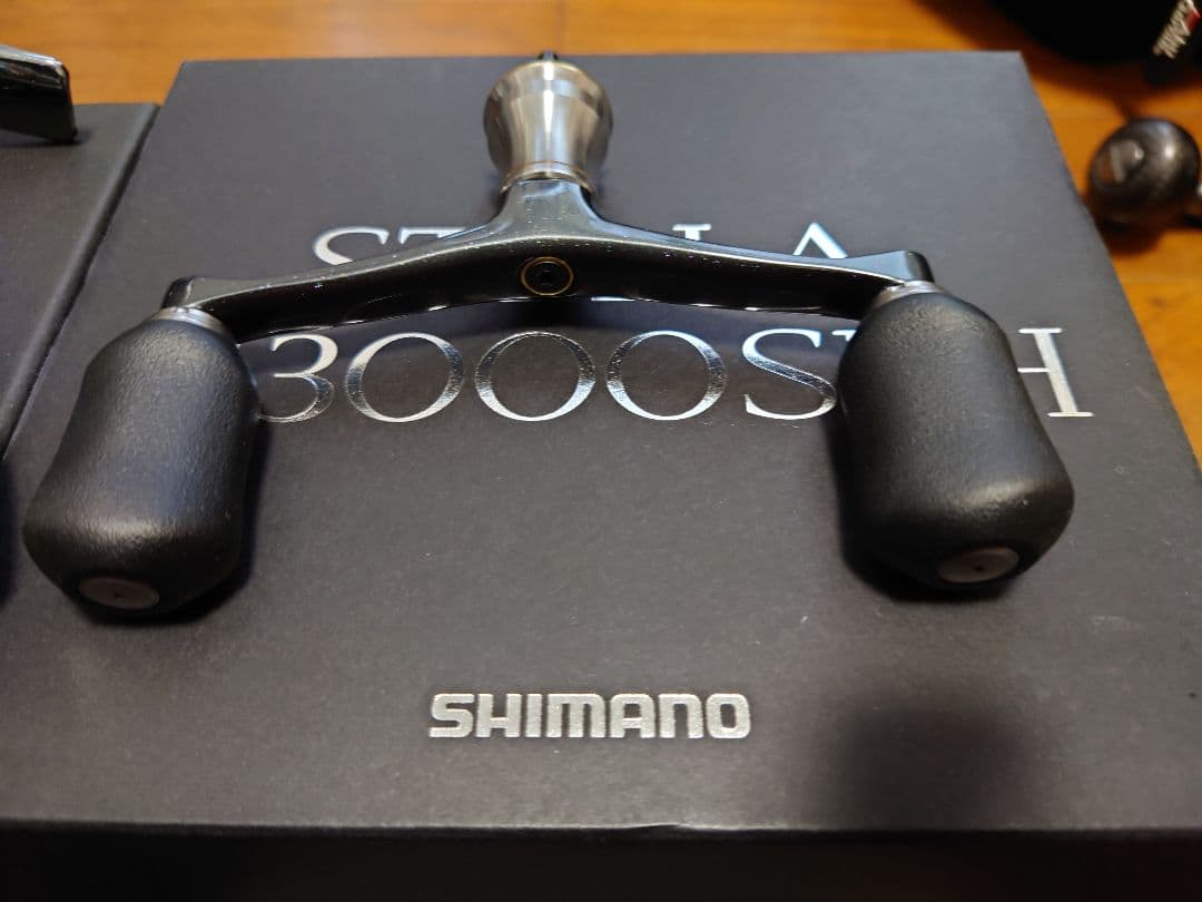 14ステラC3000SDH リールフットの塗装にキズあり写真の白◯を確認下さい