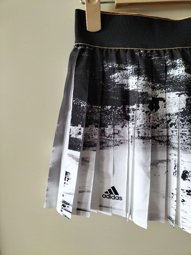 adidas プリーツスカート ブラック・ホワイト