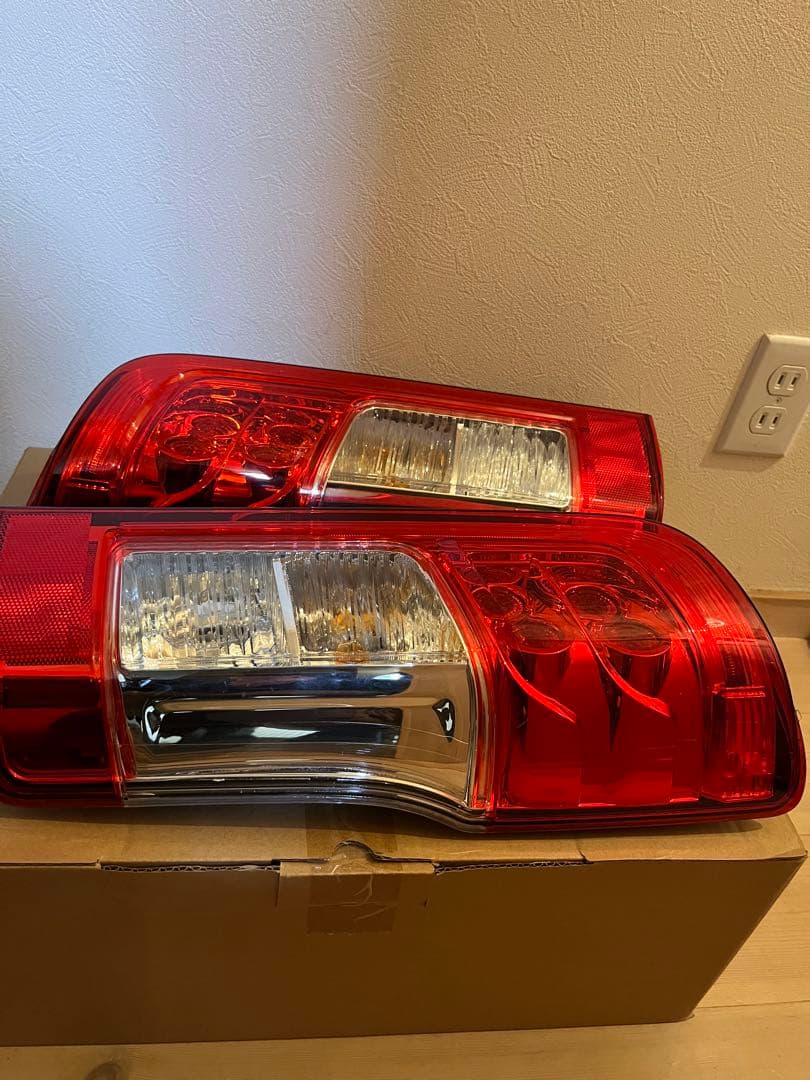 NV350キャラバン E26 前期用 LEDテールランプ 後期ルック純正タイプ