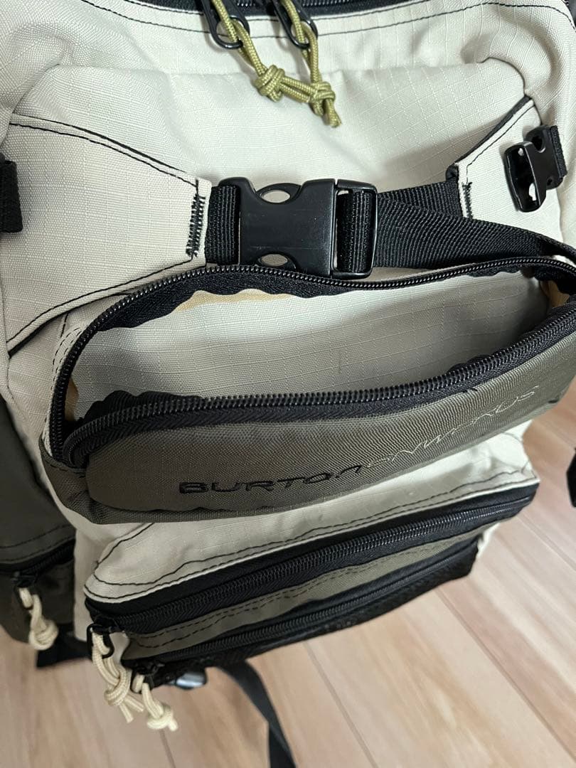 BURTONバートンリュックバックパックアウトドアベージュ刺繍ロゴスノーボード