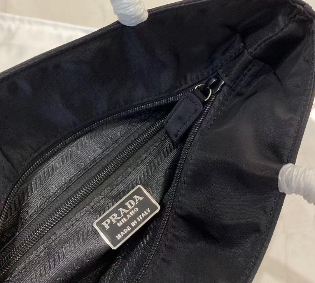 PRADA テスートナイロン トートバッグ 黒 軽くて使いやすい