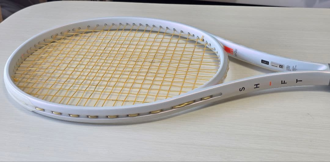 美品Wilson SHIFT 99 PRO V1 G2ガット張り上げ済