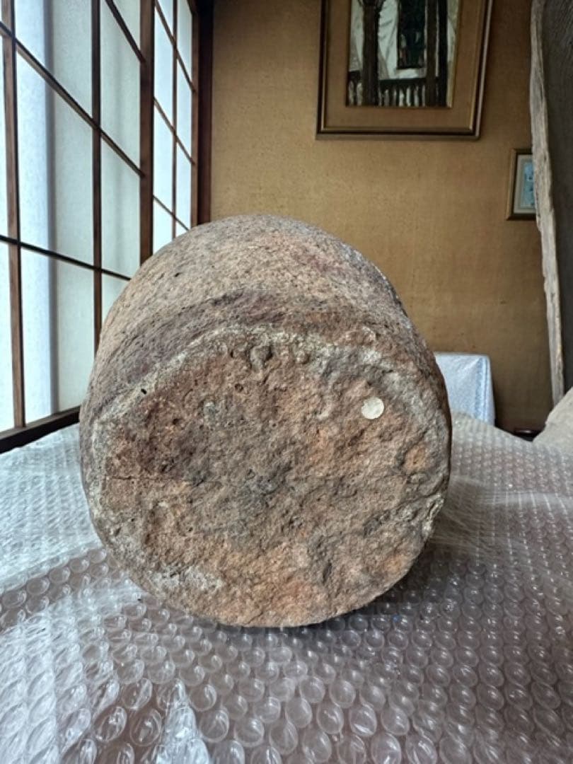 石のような硬い赤褐色の古壺