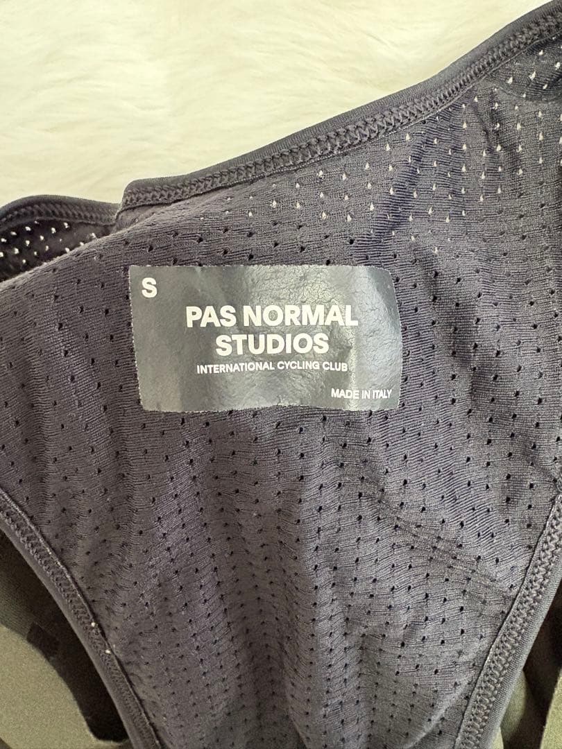 パスノーマルスタジオ pasnomalstudios Essential ビブ