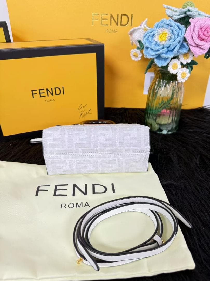 即日発送 FENDI ロゴプリント ミニハンドバッグ