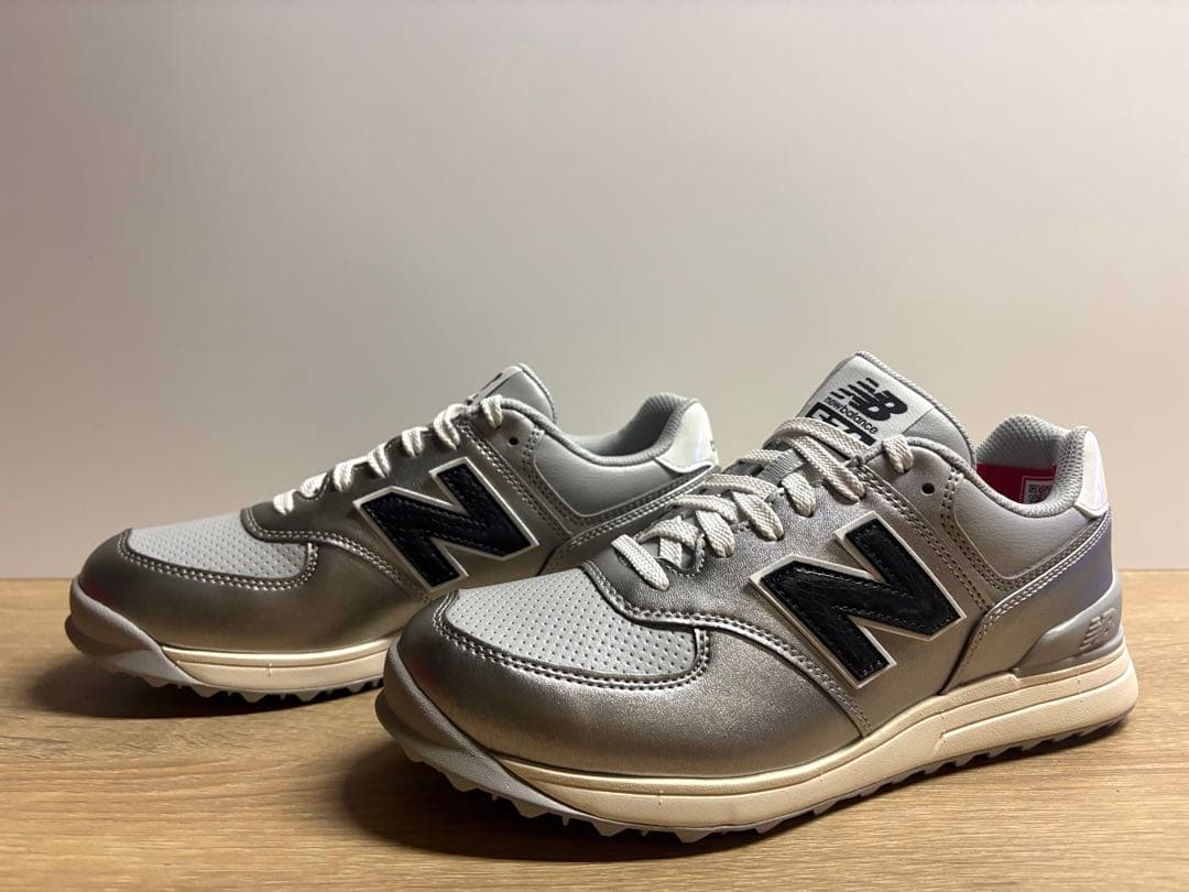 未使用 23cm 2E ニューバランスゴルフシューズWGS574R3シルバー
