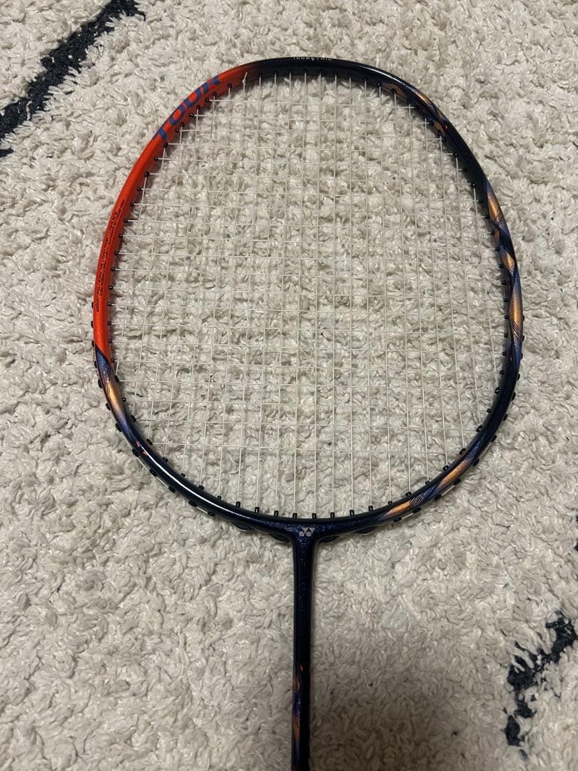 バドミントンラケット　YONEX ASTROX77ツアー　4UG5